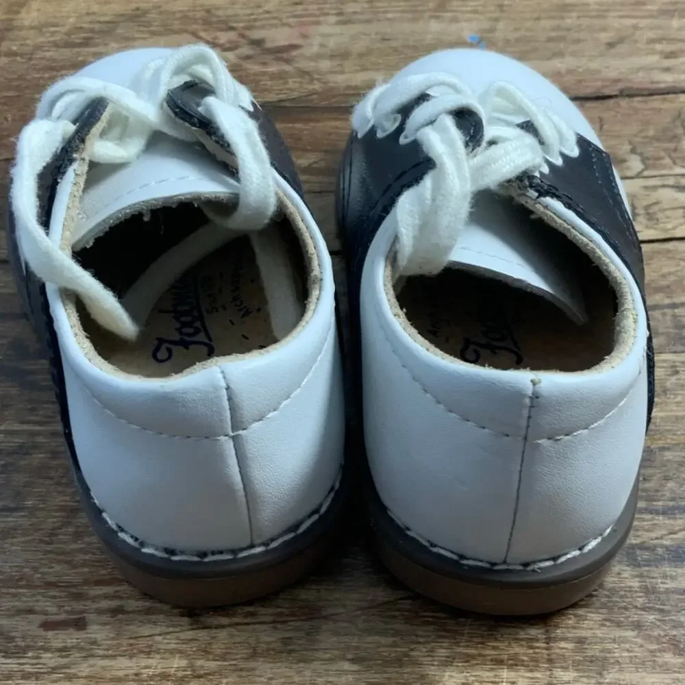 Footmates Cheer Saddle oxfords size 4W‎